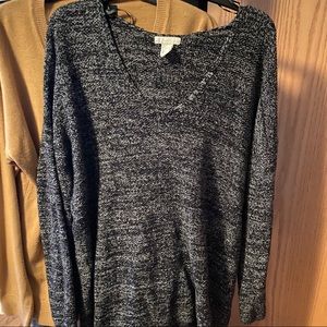 H&M black and gray v neck sweater size L